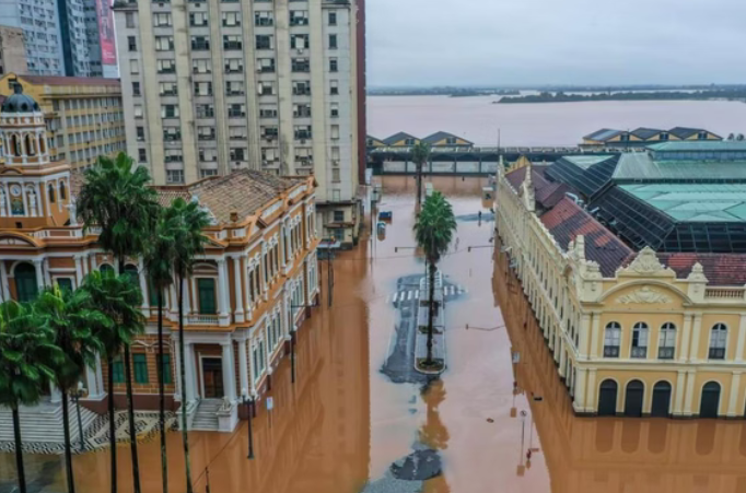 Prioridade é reparar diques e pôr para funcionar bombas que retirem água de Porto Alegre, diz Pimenta