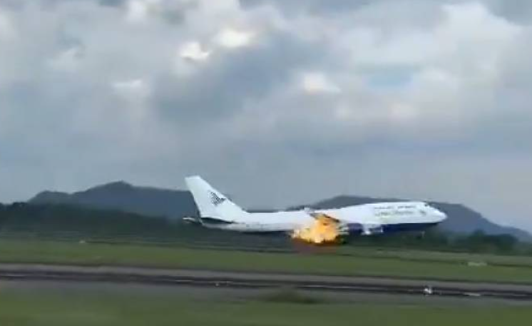 Durante decolagem, turbina de Boeing pega fogo na Indonésia (assista ao vídeo)