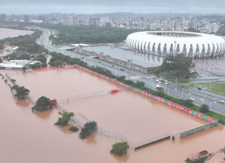 Porto Alegre debaixo d’água: com cheia histórica do Guaíba, rodoviária e CTs de Grêmio e Inter são inundados (veja vídeos)