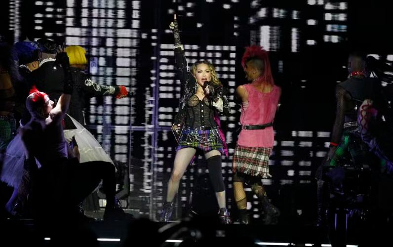 Em show histórico com 1,6 milhão de fãs, Madonna faz da praia de Copacabana a maior pista de dança do mundo (veja vídeos da apresentação)