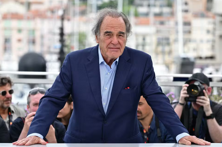Oliver Stone rebate rumores sobre Daniel Vorcaro e filme de Lula e ameaça processar Flávio Bolsonaro