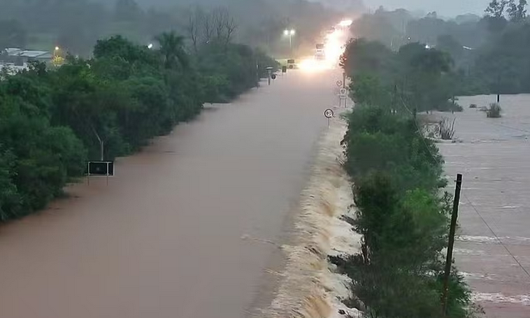 Fortes chuvas no RS deixam ao menos 10 mortos e dezenas de desaparecidos (vídeos)