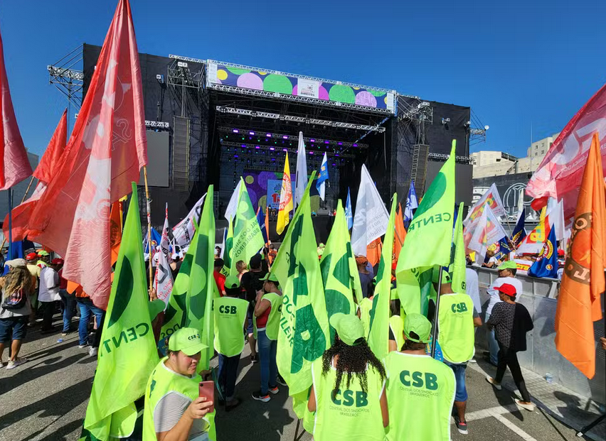 Centrais sindicais fazem ato pelo Dia do Trabalhador na Arena do Corinthians, em SP; trabalhadores aguardam discurso de Lula