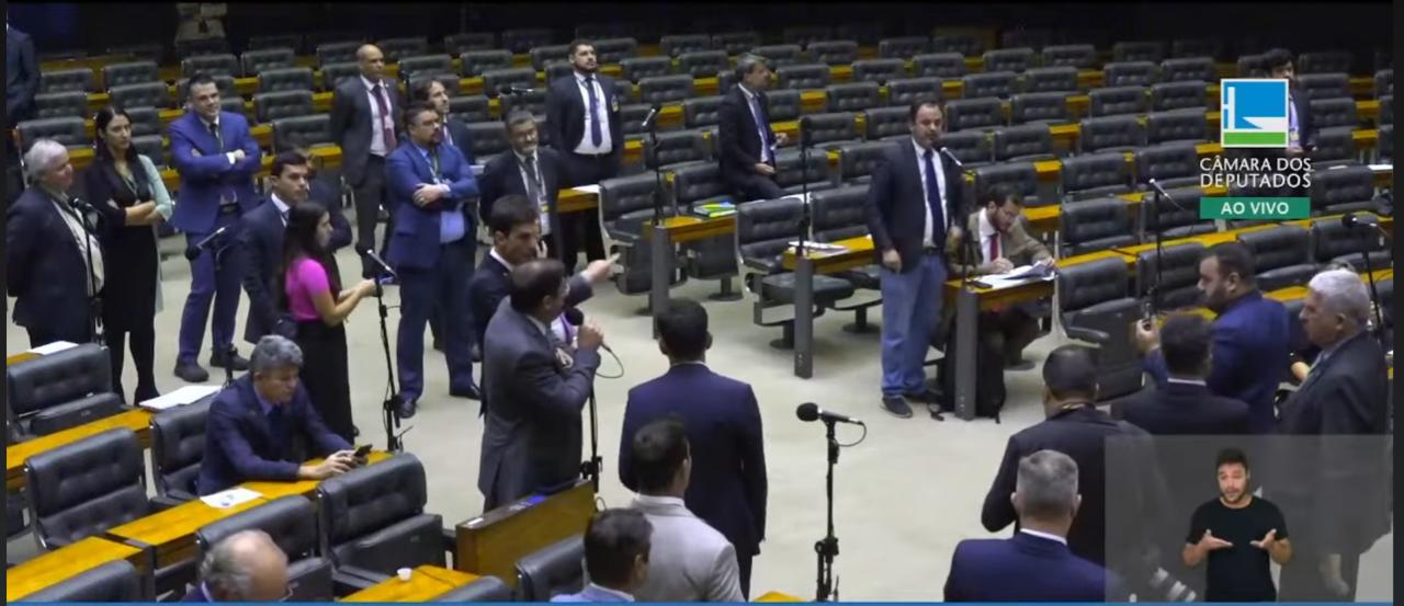 “Lave a boca para falar do falecimento do meu cunhado”, diz Glauber Braga em bate boca com Altineu Côrtes, que rebate: ” Não tenho medo das suas respostas” (veja os vídeos)