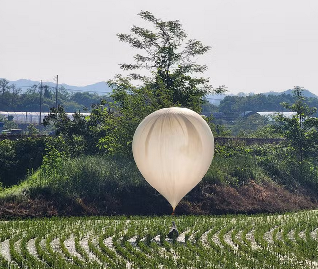 Coreia do Norte volta a enviar balões com lixo e fezes para a Coreia do Sul