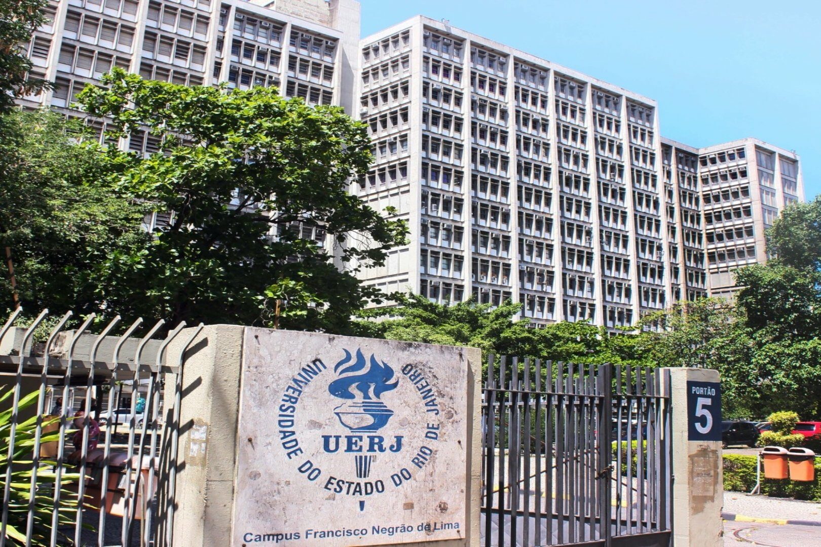 Greve na Uerj chega a um mês e estudantes temem prejuízo no semestre