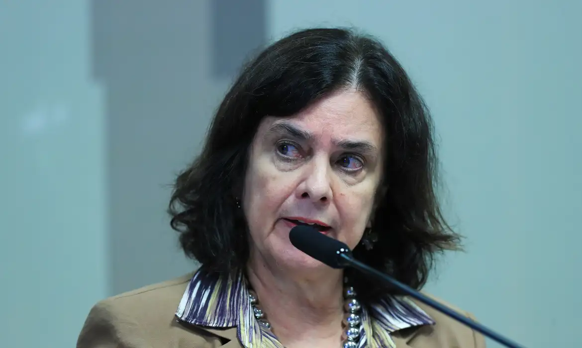 Ministra diz que guerra da desinformação sabota campanhas de saúde pública e que é preciso repensar estratégias