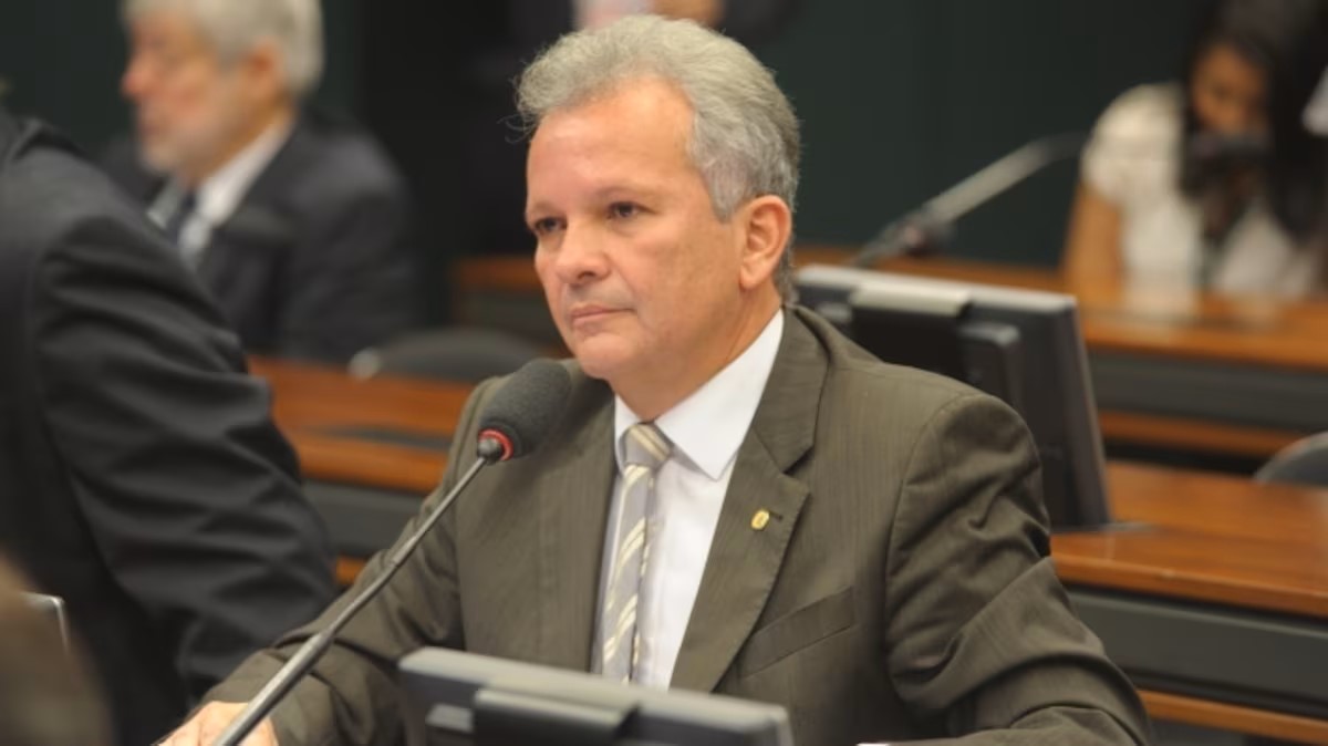 Lula fará ‘afronta’ se pedir votos para candidato do PT em Fortaleza, adverte presidente do PDT e líder da maioria na Câmara