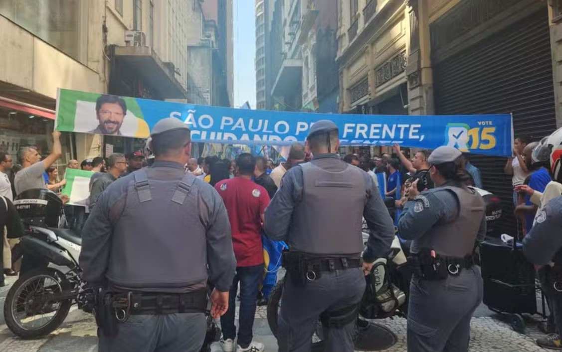 Em São Paulo, polícia interrompe avanço de passeata de Nunes para evitar confronto com campanha de Boulos (veja vídeo)