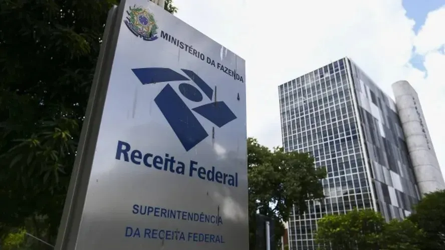 Falso! Receita Federal não vai notificar adultos que moram com os pais