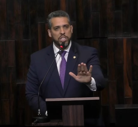 Na tribuna da Alerj, Rodrigo Amorim chama petista agredido de canalha e ‘Adélio Carioca’ (vídeo)