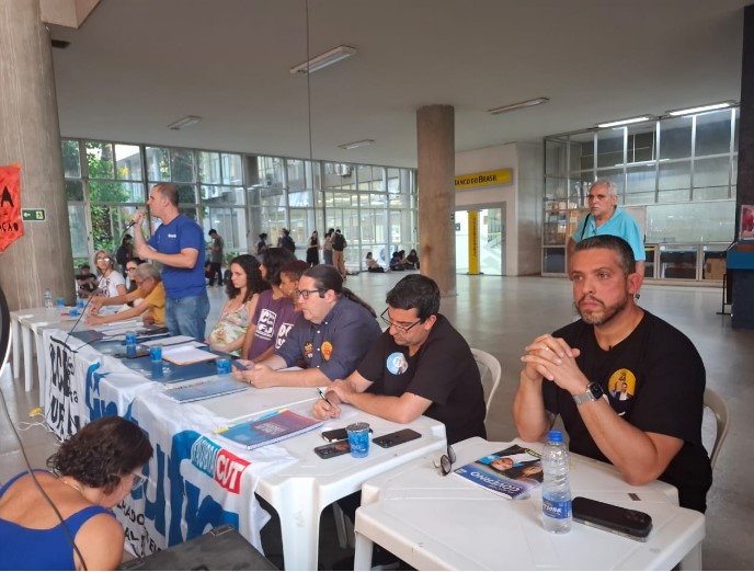 Rodrigo Amorim bate boca com estudantes e chama DCE da UFRJ de ‘cracolândia’