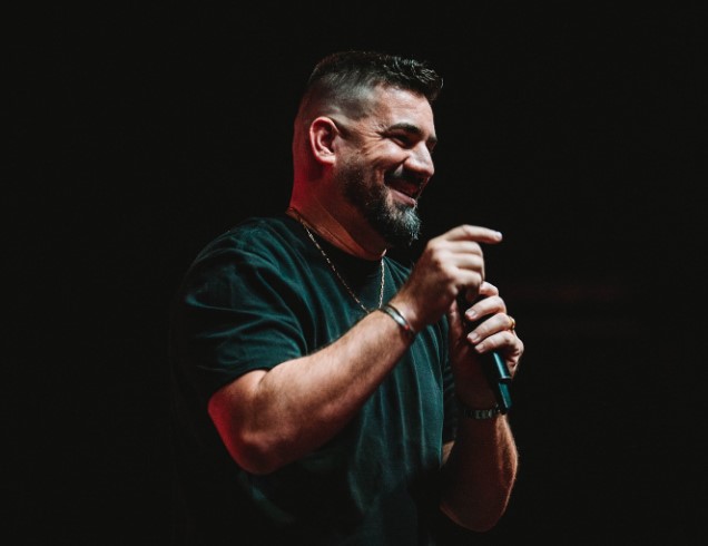 Rodrigo Neves e Carlos Jordy pedem benção para o mesmo pastor no último domingo de campanha