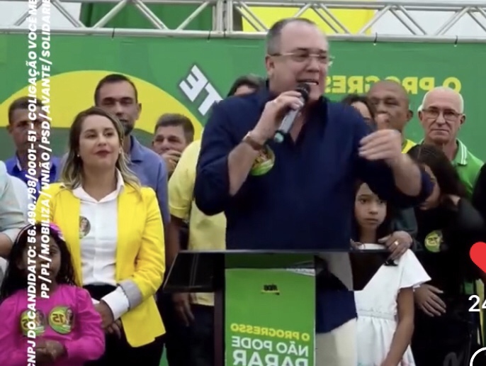 Ex-prefeito de Araruama usa palavras de cunho sexual em palanque com crianças (vídeo)