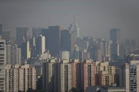 Fumaça das queimadas afetou muito a saúde de pelo menos 40% dos entrevistados em BH e São Paulo, mostra pesquisa Datafolha