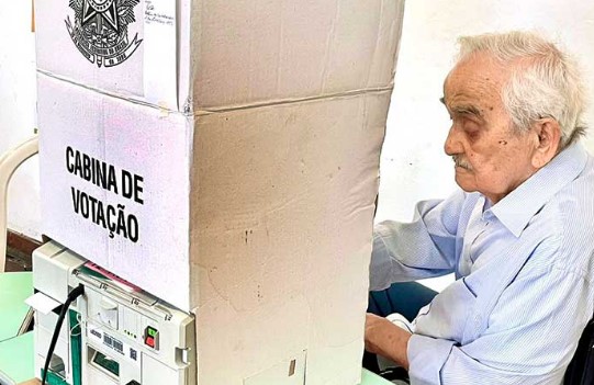 Aos 93 anos, ex-prefeito de Niterói não abre mão de exercer a cidadania