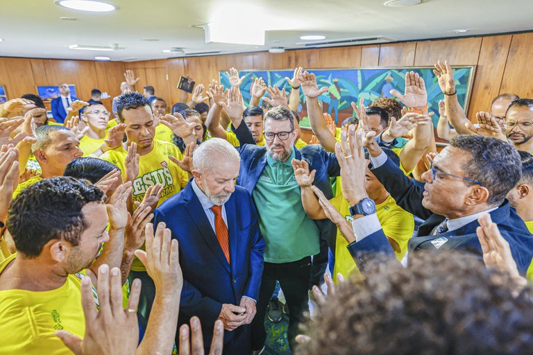 Ex-aliado de Bolsonaro, Otoni de Paula participa de sanção de projeto com Lula: “Meu presidente também” (veja vídeo)