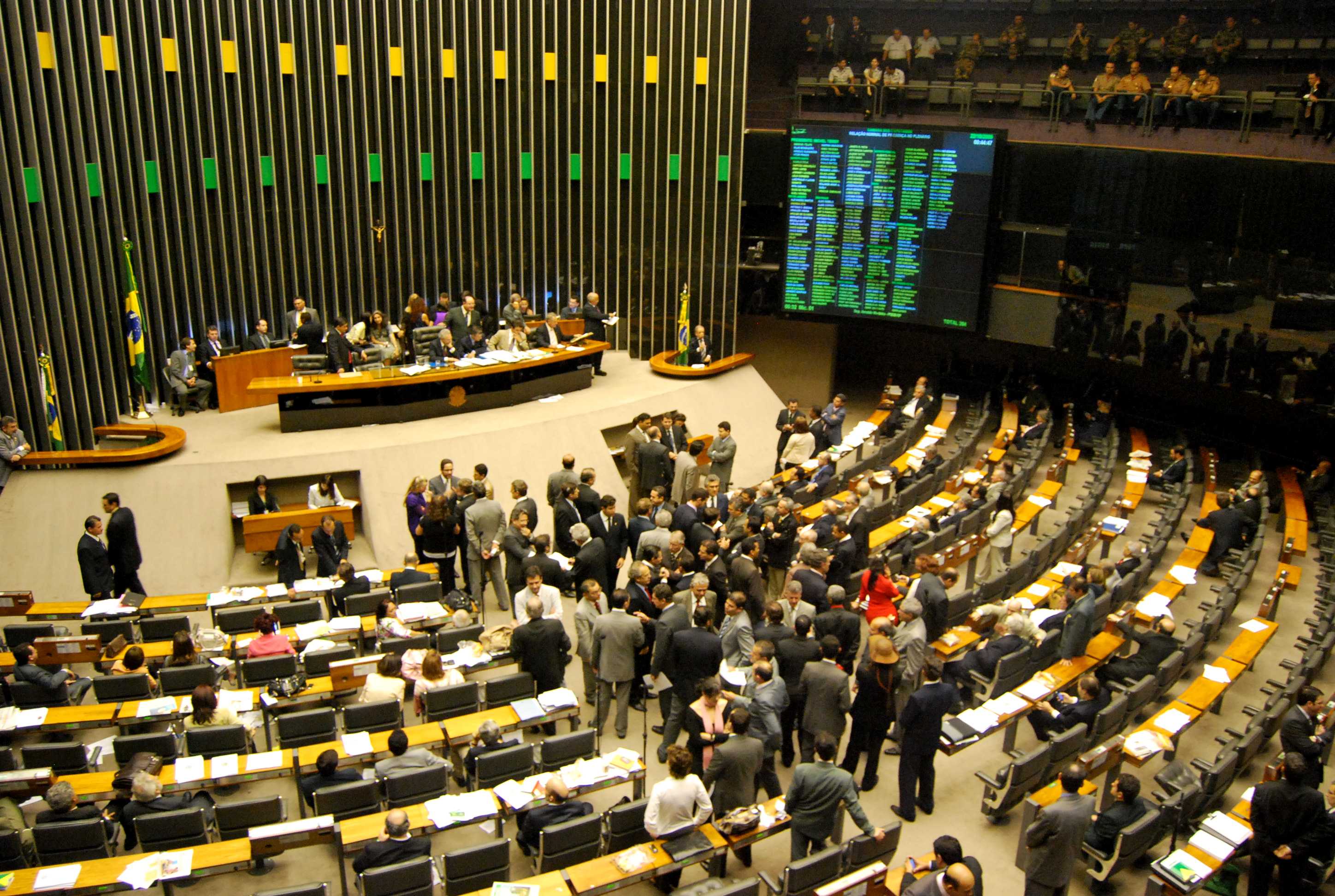 Câmara recebe de volta 11 ex-candidatos não eleitos e três deputados vão ocupar cargo no Executivo Municipal