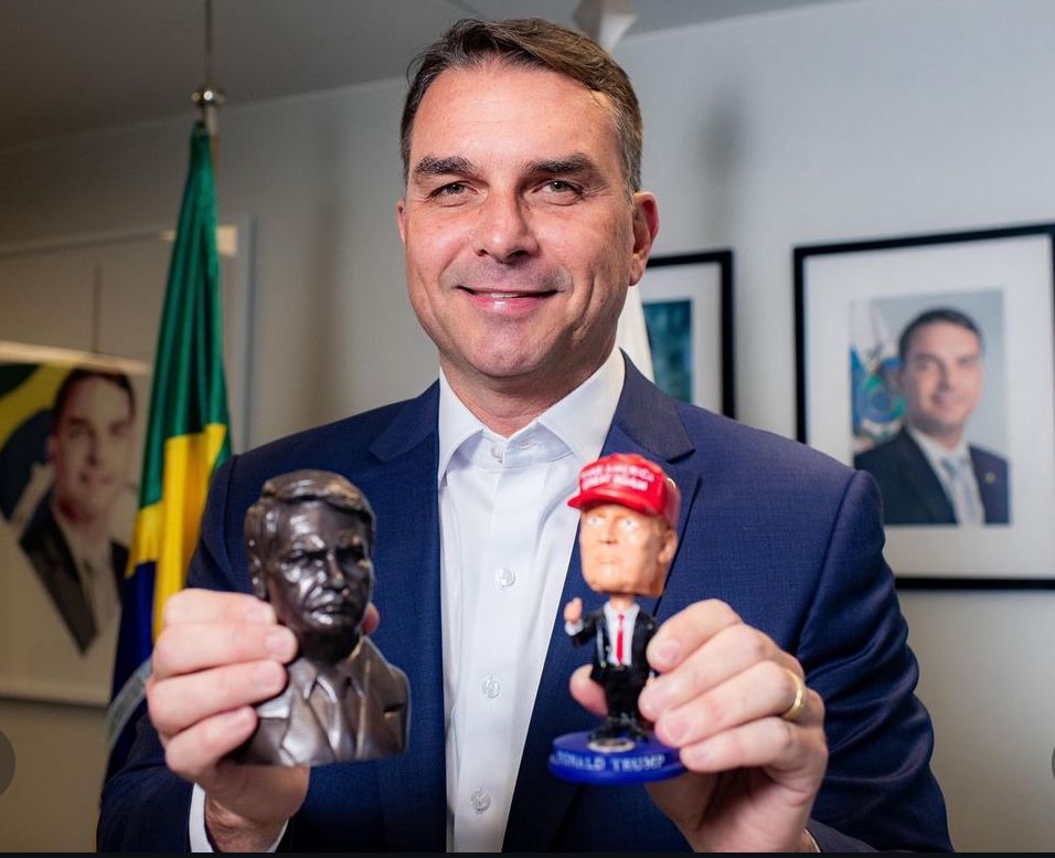 Flávio Bolsonaro comemora “vitória expressiva” de Trump e projeta Bolsonaro em 2026: “ninguém para a onda conservadora”