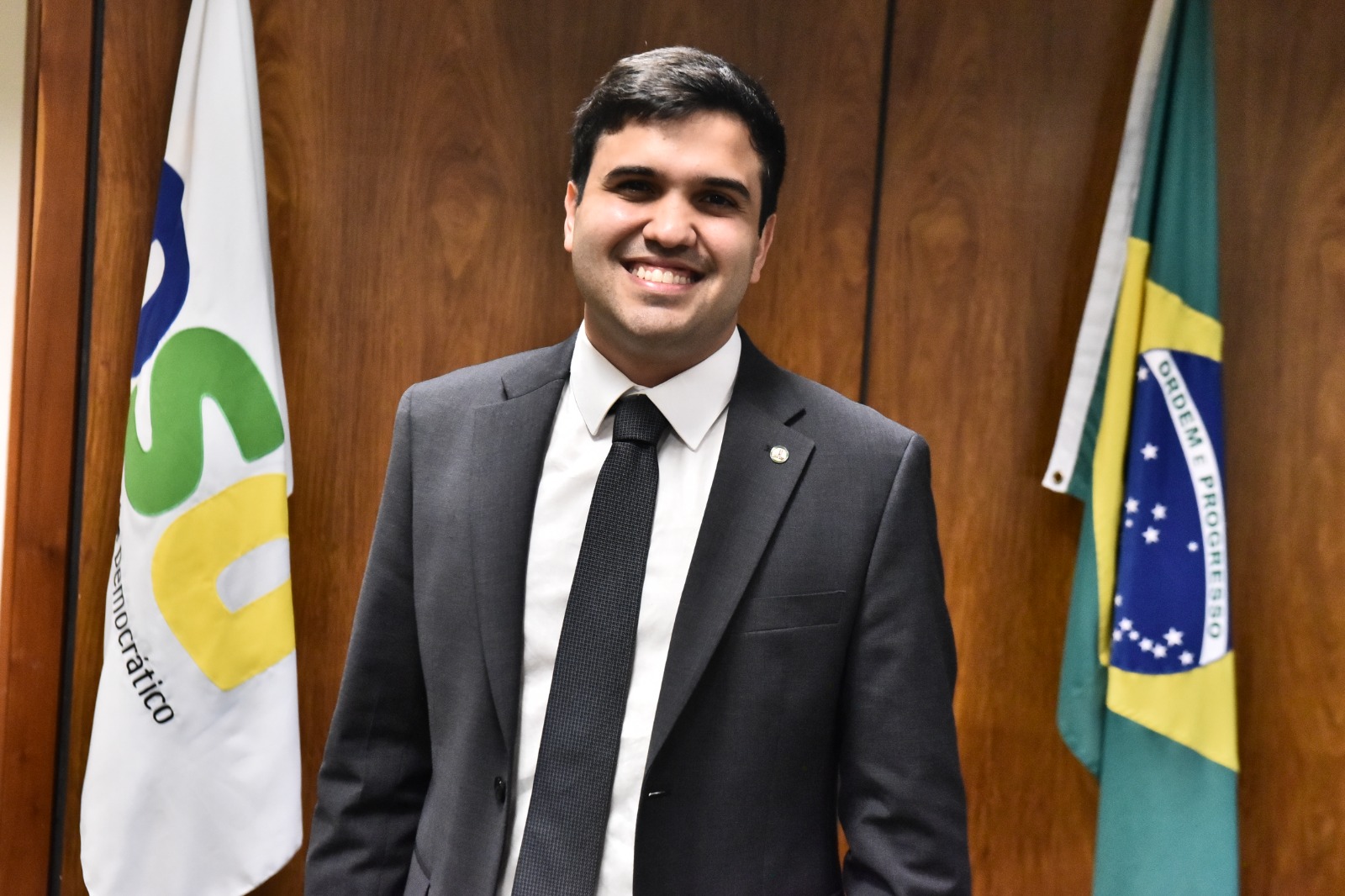 Ferreirinha é escolhido relator do projeto que proíbe o uso de celulares nas escolas: “queremos expandir essa boa prática” (vídeo)