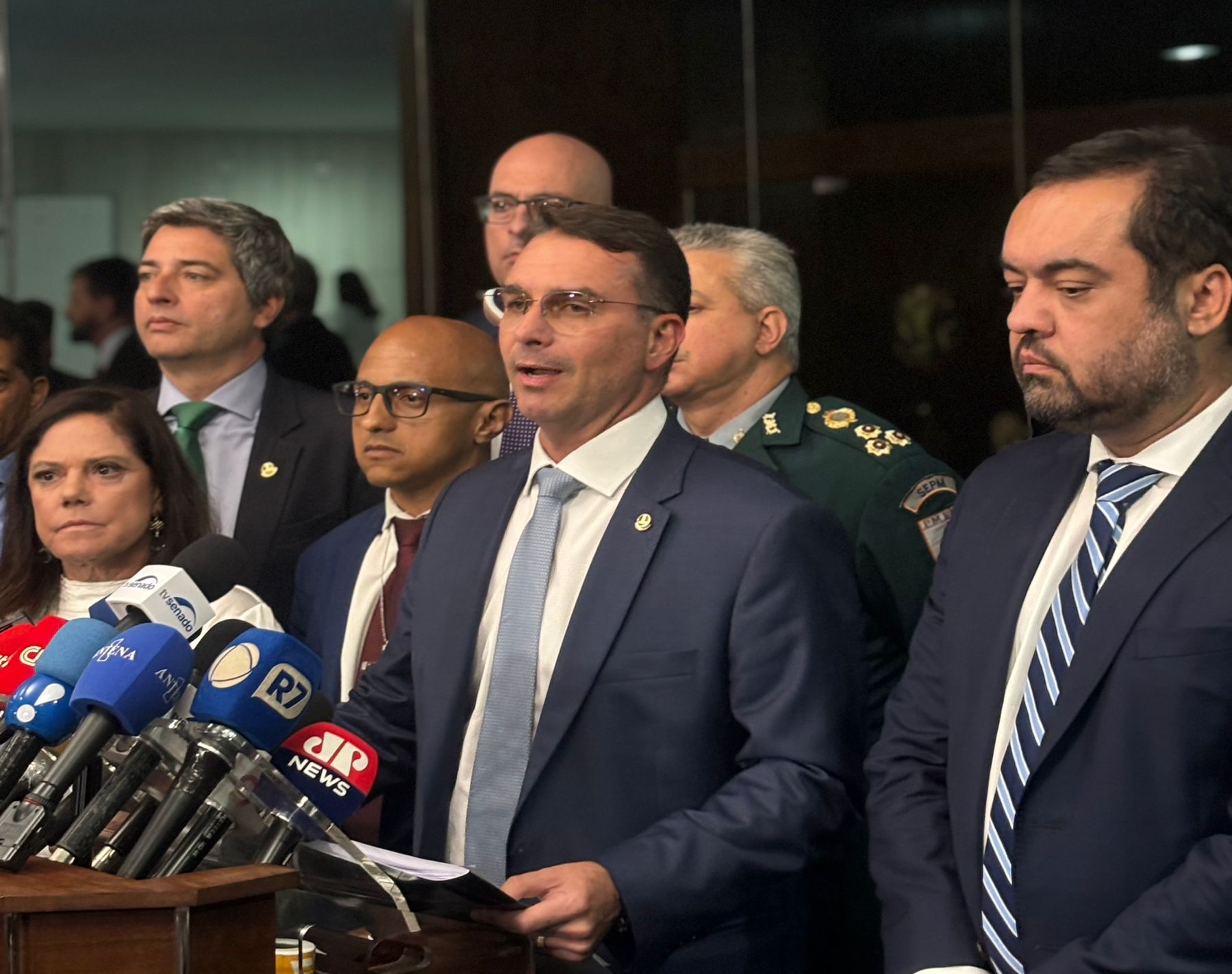 Flávio Bolsonaro anuncia projeto para endurecer ações contra o crime organizado; senador explica mudanças em audiências de custódia(vídeo)