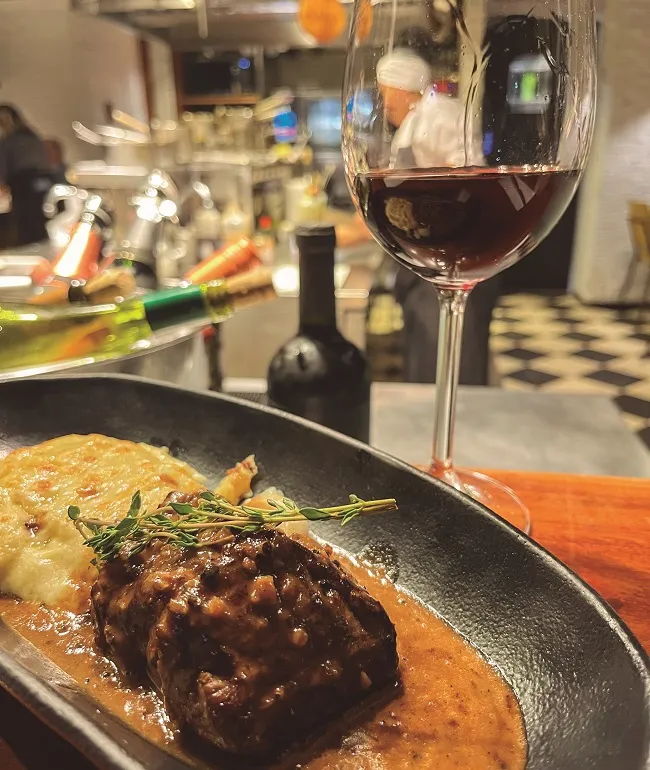 STEAK AU POIVRE: CLÁSSICO DOS CLÁSSICOS ESTÁ NA MODA