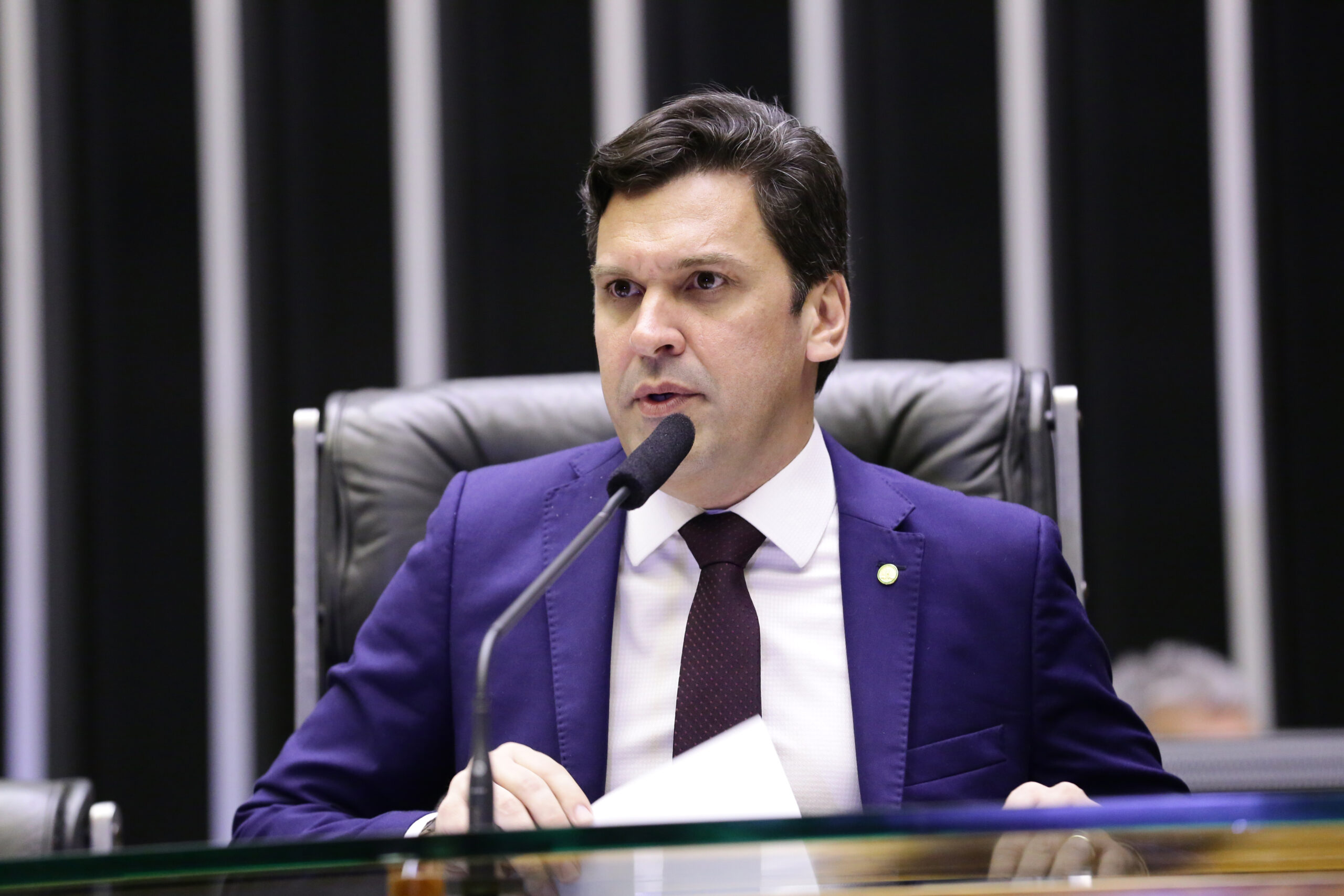 Relator de projeto do corte de gastos mantém aumento do salário mínimo proposto pelo governo e suaviza acesso ao BPC