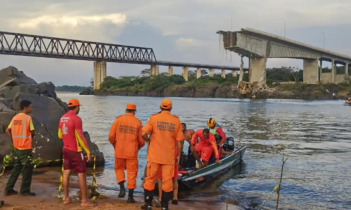 Mergulhadores da Marinha vão reforçar buscas pelos 15 desaparecidos na queda da ponte no Tocantins