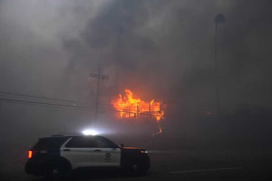 Chamas se espalham e ordens de retirada em massa são ampliadas a outras regiões de Los Angeles