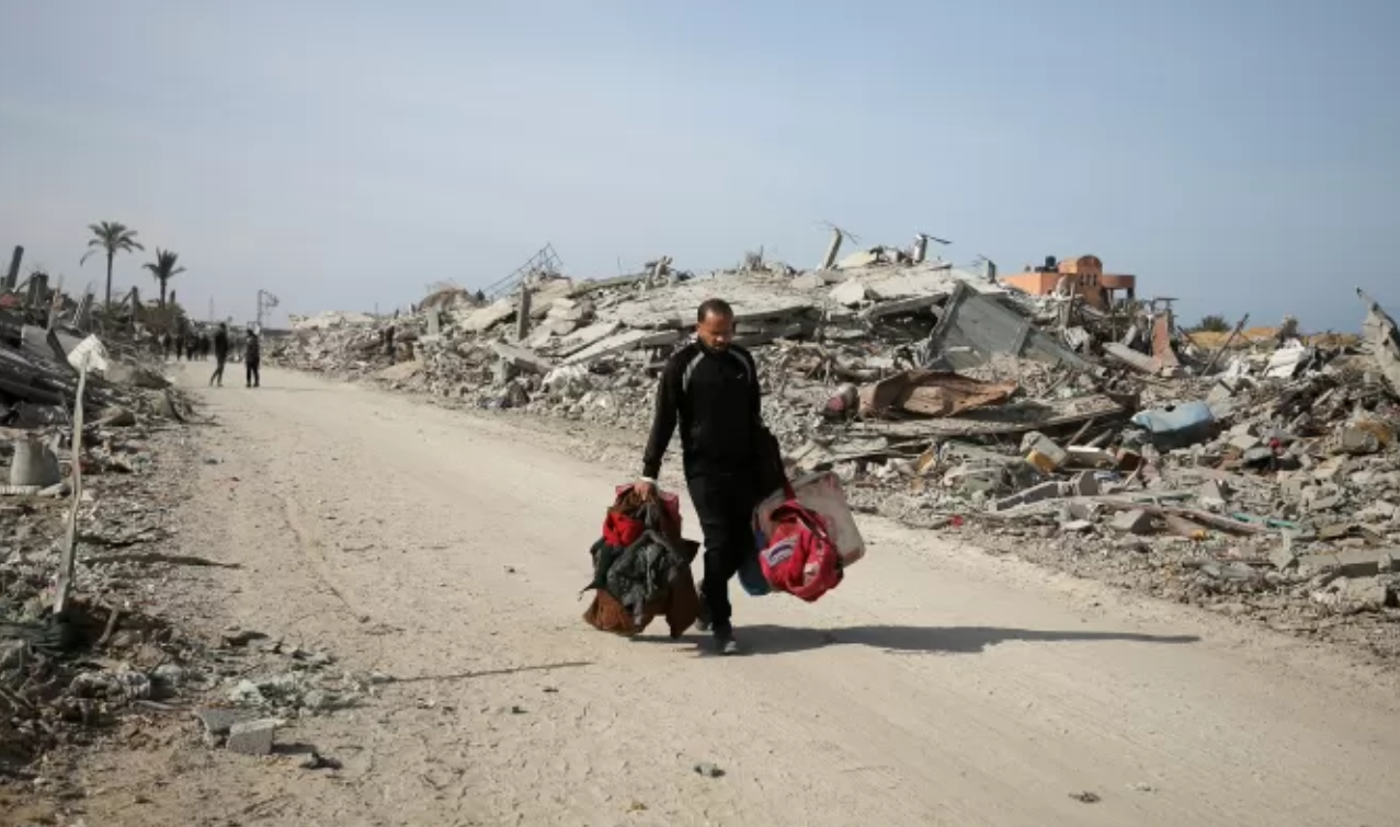 Deslocados retornam aos milhares para Gaza em escombros (veja vídeos); Israel divulga lista de 33 reféns que serão soltos