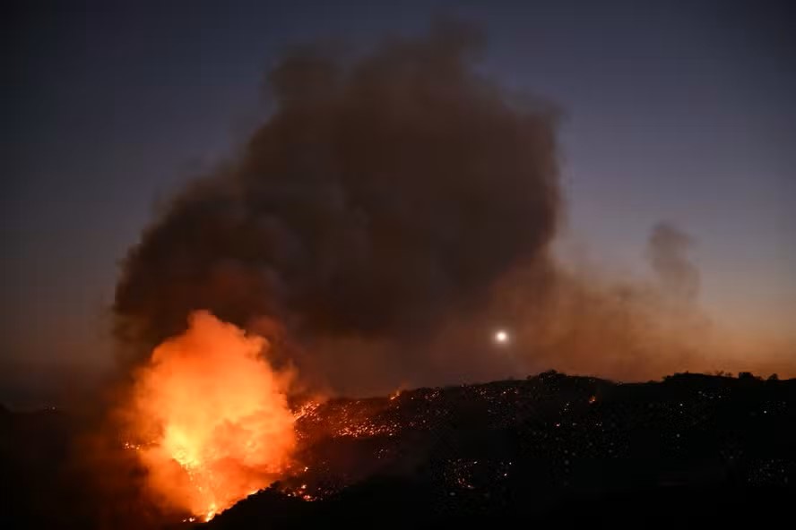 Incêndios em Los Angeles: Ventos ‘fortes e perigosos’ ameaçam propagar o fogo, alertam autoridades