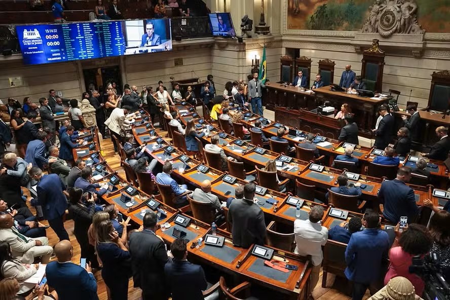 Câmara do Rio paga R$ 7,4 milhões em gratificações e abre investigação
