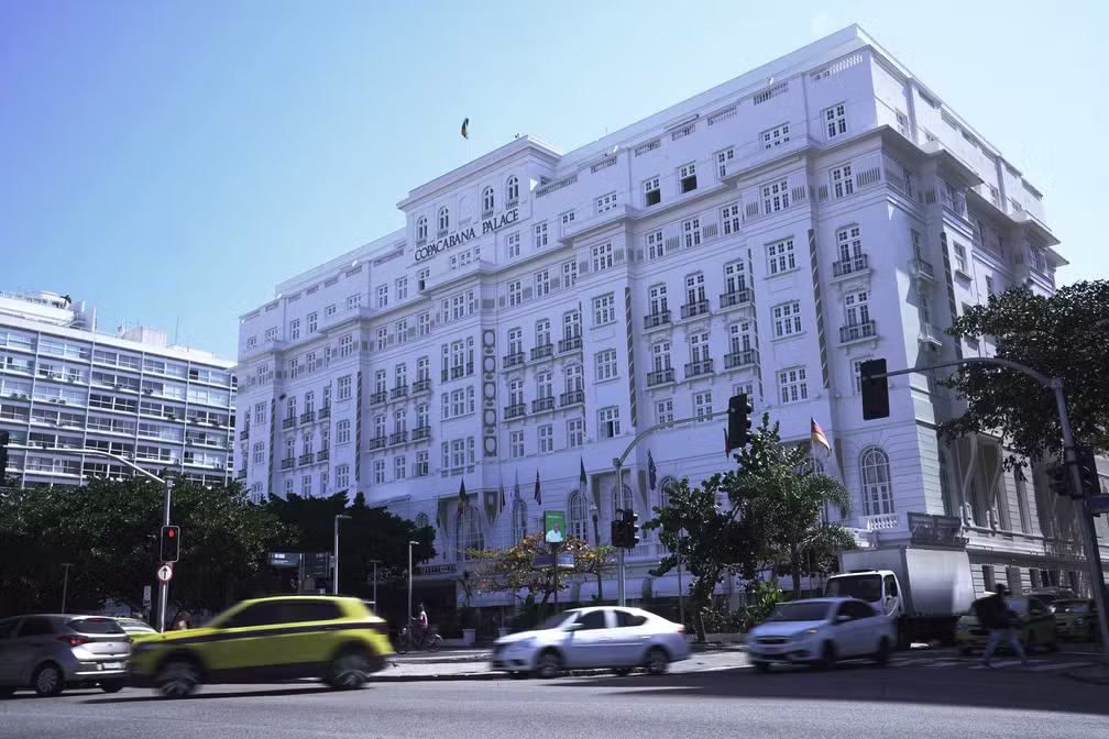 Homem com faca é abordado pela PM em frente ao Copacabana Palace
