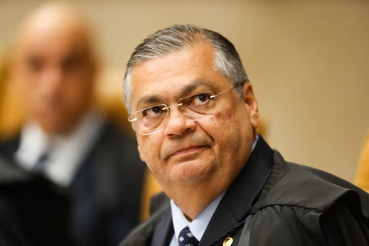 Dino manda suspender ‘penduricalhos ilegais’  para conter supersalários no serviço público