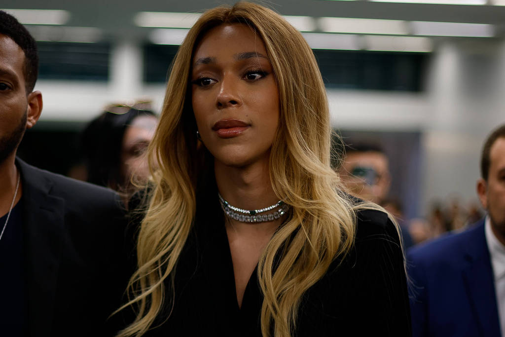 Novo pede cassação de Erika Hilton após reação à fala de Ratinho