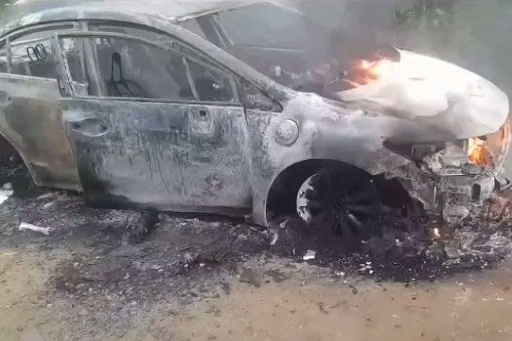 O corpo de um dos sargentos foi encontrado dentro de um veículo completamente carbonizado na rua Vai e Vem, em Tinguá, em Nova Iguaçu - Reprodução/redes sociais