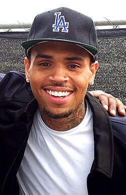Cantor Chris Brown é preso na Inglaterra por agredir produtor