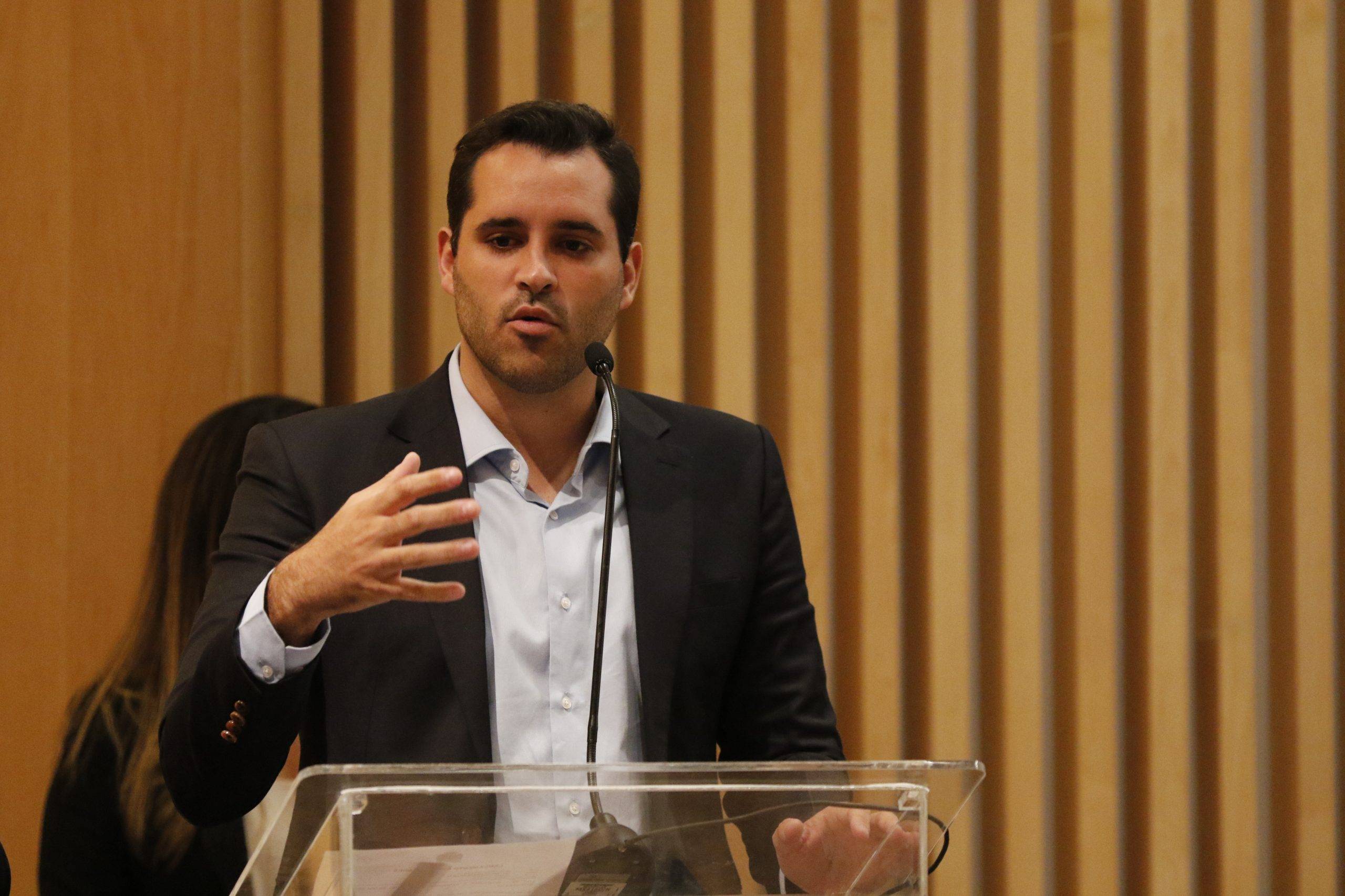 Cavaliere anuncia sistema digital para uso de vagas públicas: ‘Quem cobrar está cometendo crime’