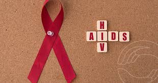 Casos de HIV disparam entre pessoas com mais de 50 anos, mas prevenção segue focada em jovens