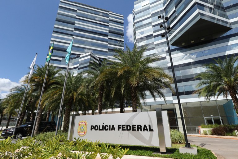 PF e PGR investigam relação entre Flávio Bolsonaro, Vorcaro e filme sobre Jair Bolsonaro