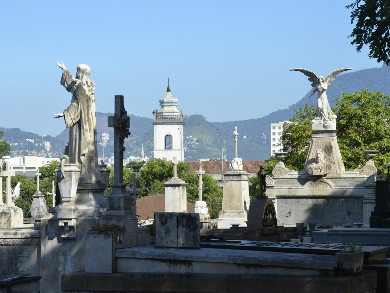 Secretaria da Saúde faz ação contra dengue em cemitério do Rio