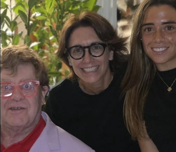 Elton John é surpreendido por fãs, que cantam suas músicas em um dos mais luxuosos restaurantes de Capri; veja vídeo