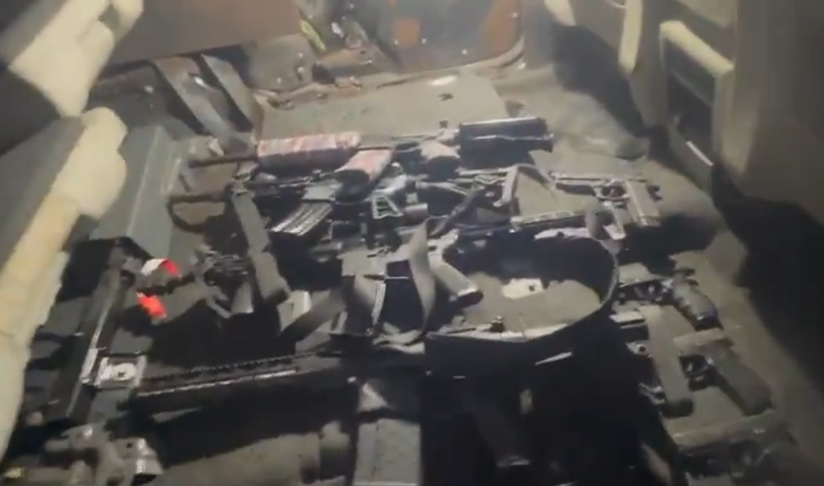 Polícia apreende arsenal em ‘caveirão’ do tráfico na Zona Norte; veja o vídeo