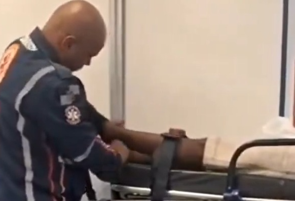 Video: First responder takes off his own socks to warm patient at the UPA in Cidade de Deus