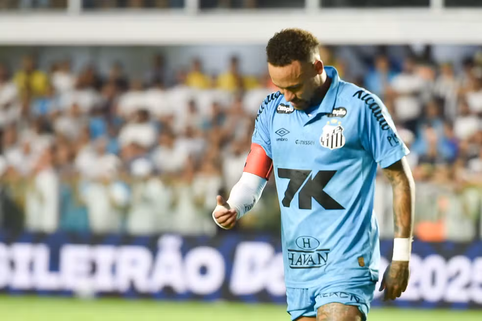 Neymar testa positivo para Covid-19 e desfalca o Santos em meio a impasse sobre renovação