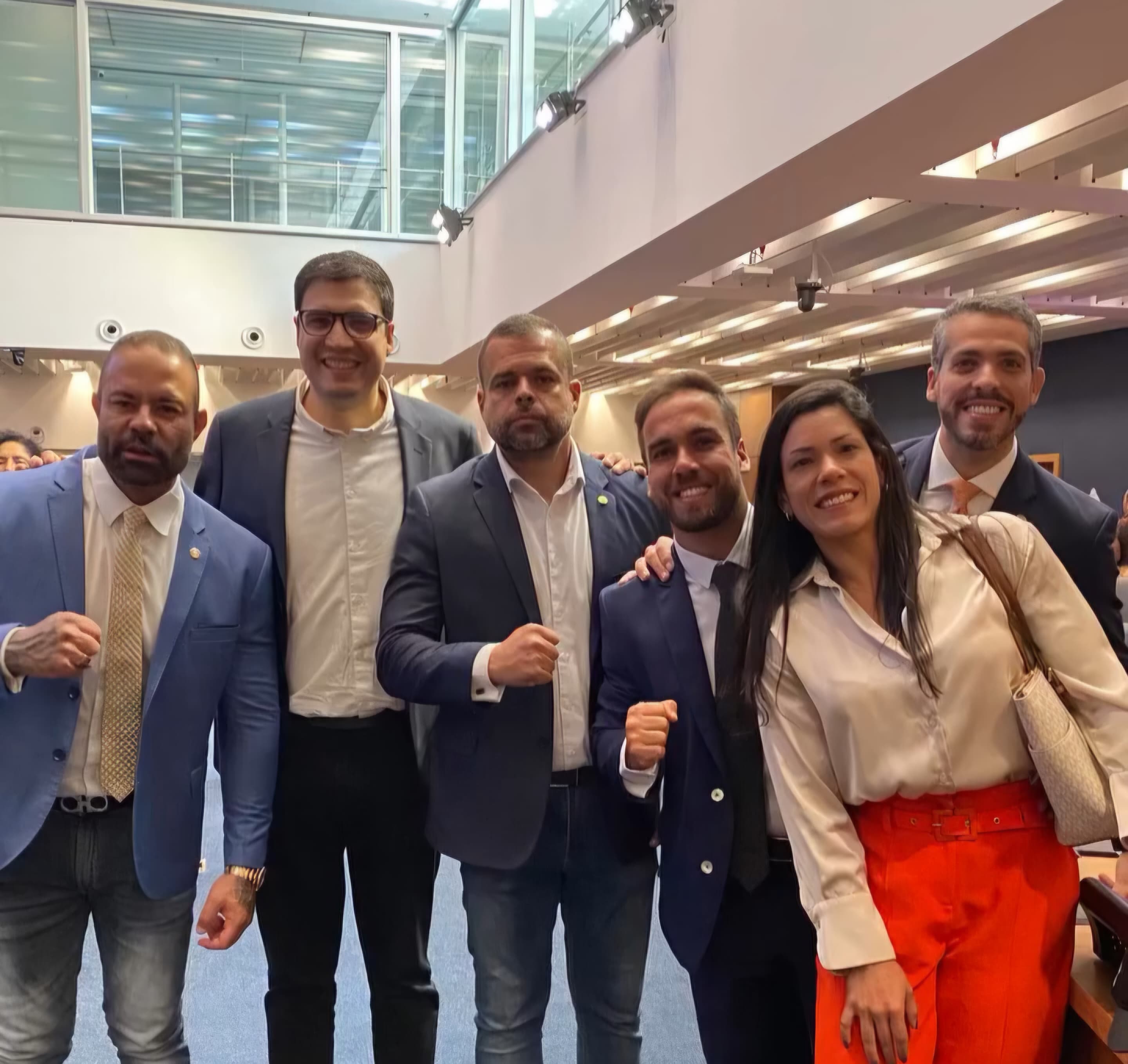 Da esquerda para direita: deputado Filippe Poubel (PL), vereador Rogério Amorim (PL), vereador Poubel (PL), Fernando Armelau (PL), Índia Armelau (PL) e Rodrigo Amorim (União). Foto: Reprodução/Redes Sociais