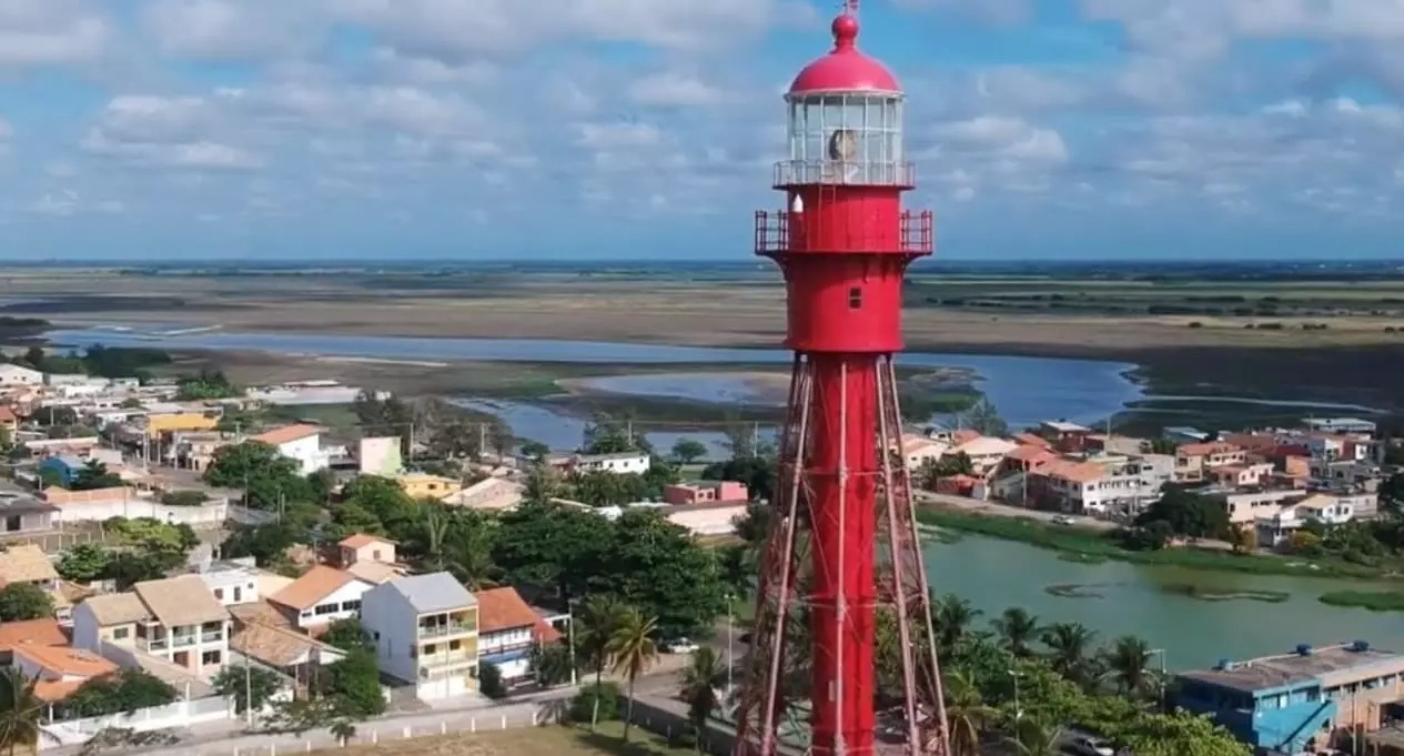 Você sabia que um primo da Torre Eiffel habita o litoral do Rio?