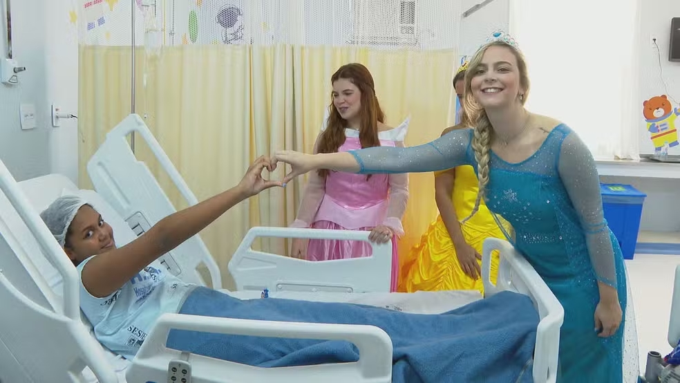 Médicas trocam jalecos e viram ‘princesas’ para alegrar crianças em hospital do Rio