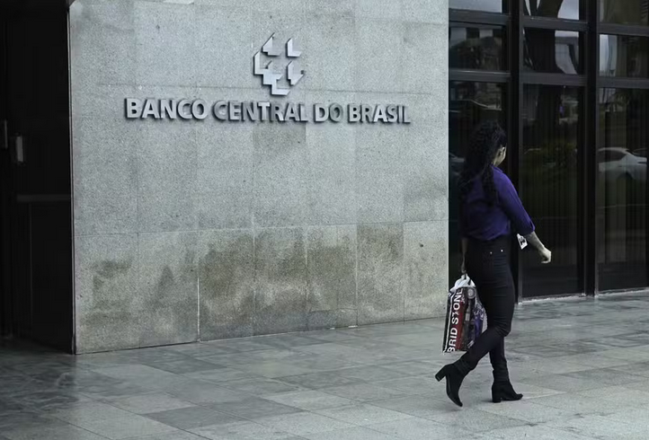 Banco Central decide Selic hoje com possível corte cauteloso devido à guerra