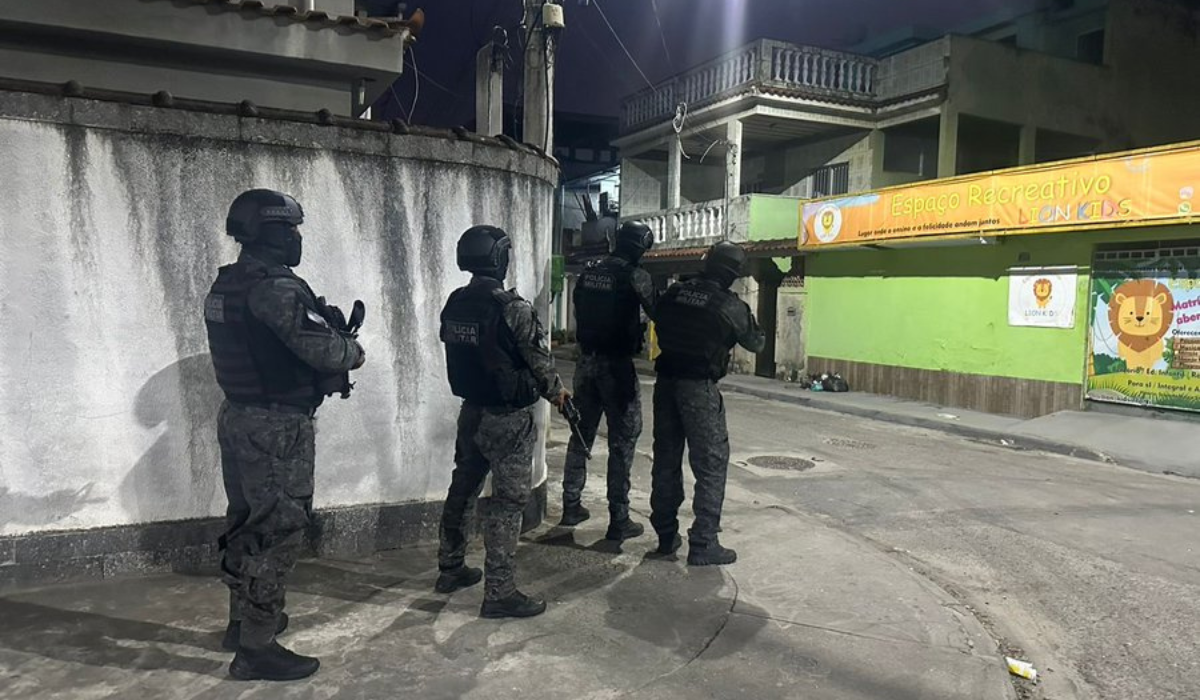 Military Police riot squad targets criminals in action in the Catiri community; buses are diverted